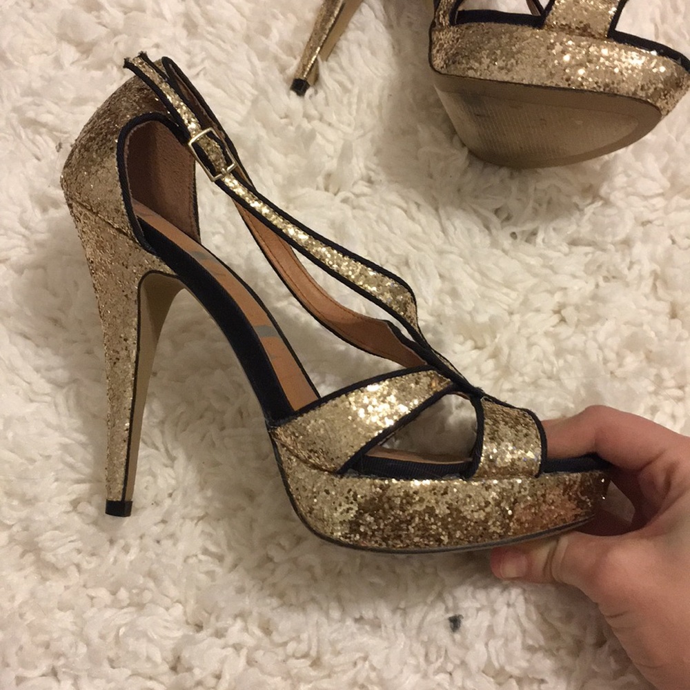 Gold heels - Picture 2 of 3
